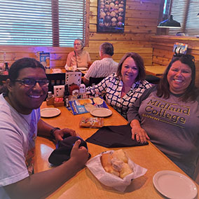 Three alumni members at dinner