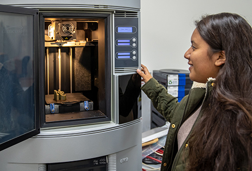 Computer graphics student using 3D printining techn ology